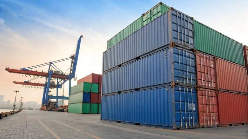 International Shipping and Incoterms shipping containers for international trade