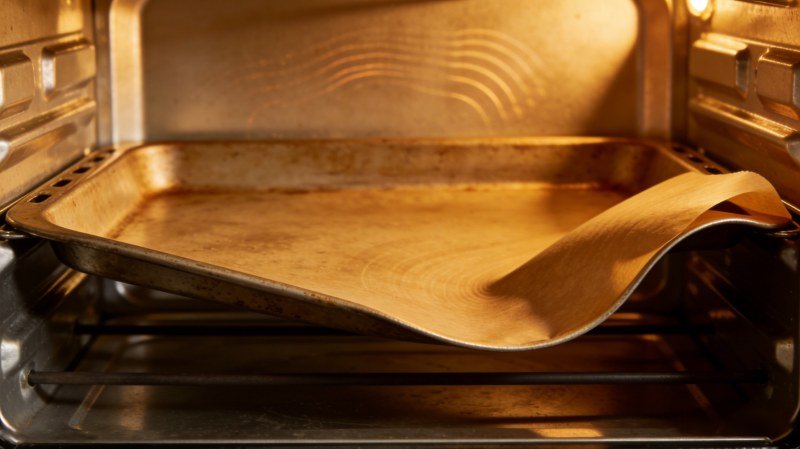 What Causes Baking Pans to Warp in the Oven?