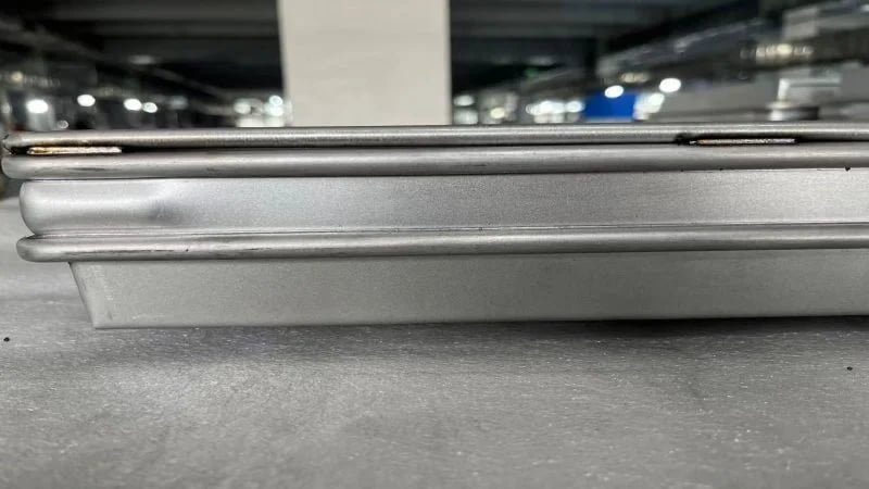 baking pan with reinforced wire edge